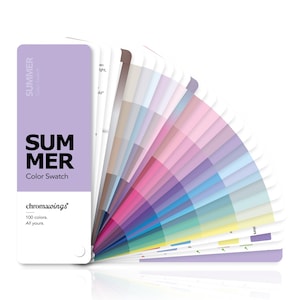 Könnte beinhalten: Ein fächerförmiges Farbfächer-Set mit der Aufschrift SUMMER Color Swatch von chromawings. Der Einband ist hellviolett mit schwarzem Text. Die Innenseiten zeigen einen Verlauf von 100 Farben, darunter Rosa-, Blau-, Violett-, Gelb- und Neutraltöne.