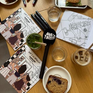 She’s in Berlin“ Coloring Book  handgezeichnete Illustration von Berliner Späti-Szene, modernes Malbuch für Frauen, perfekt für Me-Time und kreative Auszeiten.