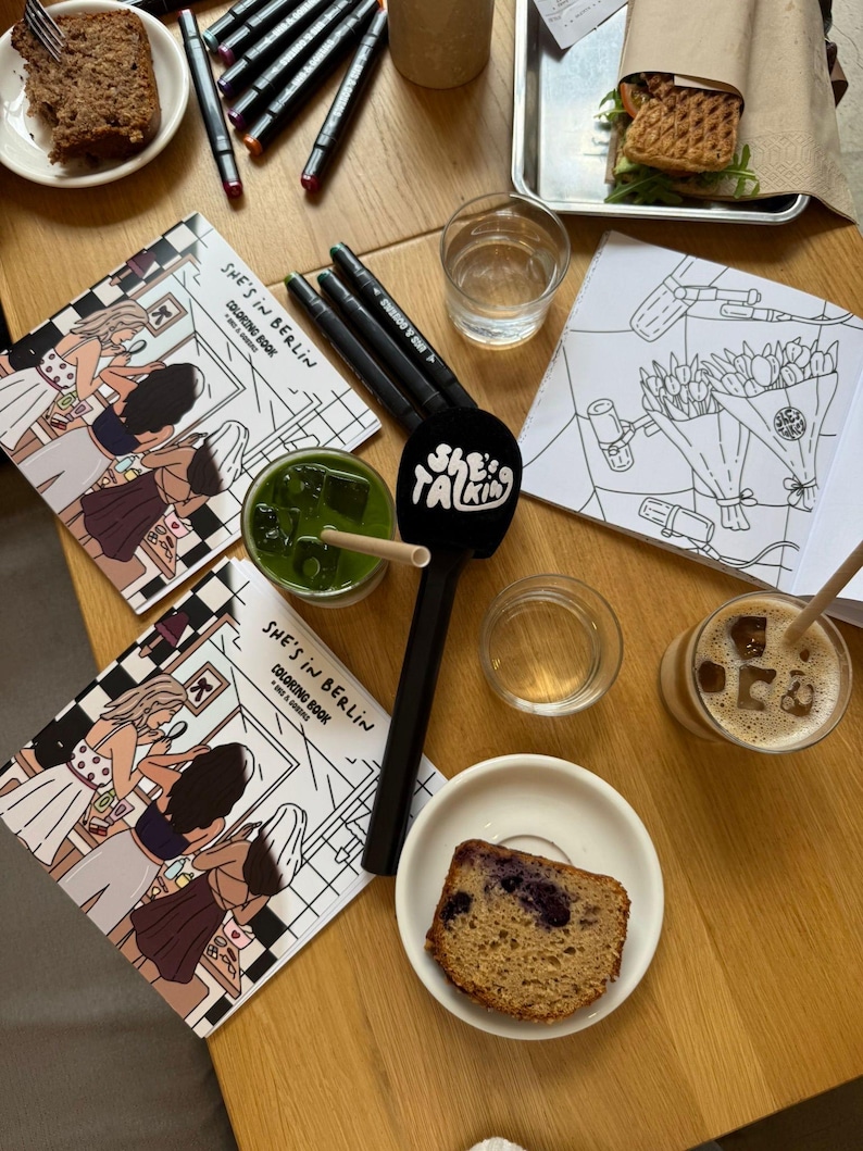 She’s in Berlin“ Coloring Book  handgezeichnete Illustration von Berliner Späti-Szene, modernes Malbuch für Frauen, perfekt für Me-Time und kreative Auszeiten.