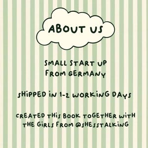 Op de afbeelding: Een lichtgroene en wit gestreepte achtergrond met de tekst "ABOUT US" in een wolk-vormige tekstballon. Daaronder staat de tekst "SMALL START UP FROM GERMANY" en "CREATED THIS BOOK TOGETHER WITH THE GIRLS FROM @SHESSTALKING".