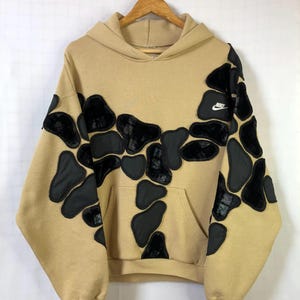 Vintage Reworked Hoodie - 1 van 1 | Beige & Zwart | Oversized model in Y2K-stijl, mozaïekpatroon, handgemaakt, upcycled, unisex, maat M