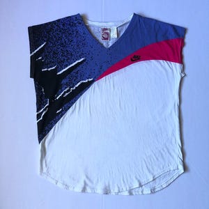 Vintage Nike Top | Wit & Blauw | Tennis T-shirt met jaren 90-patroon, Challenge Court Series, Crazy Overprints, Andre Agassi, Dames, Unisex, Maat L