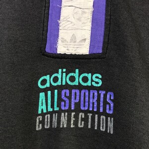 Sudadera vintage Adidas | Negro y morado | Estilo años 80/90, cuello redondo con cremallera de 1/4, corte oversize, estampados de la serie, estilo streetwear, unisex, talla L imagen 4