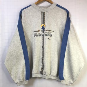 Felpa grafica vintage | Grigio e blu | Girocollo oversize anni '80/'90, stampe a tema corse, streetwear, unisex, taglia M