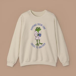 Niet onder de indruk kikker Sweatshirt-Grumpy Morning Frog koffie-biologisch uniseks sweater, cartoon stijl kunst sweatshirt, knorrige pad, drukke vriend cadeau
