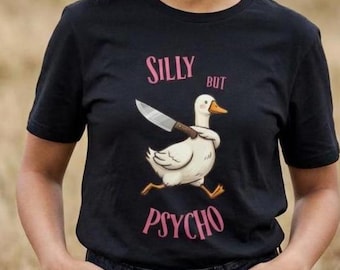 Camiseta urbana "Silly but Psycho", "Silly Goose with a Knife", "Edgy Girls Soft Tshirt", "Chaos Goose"/ "Cute but Psycho"