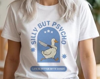 Camiseta de ganso tonto pero psicópata con cuchillo / Camiseta gráfica de ganso del caos / Estética de chica suave y vanguardista / Regalo lindo pero psicópata / Camiseta aterradora pero dulce