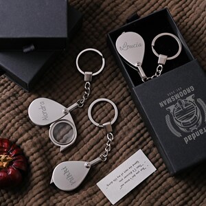 Llavero con lupa de 20 aumentos personalizada con caja de regalo, lupa de lectura, mini lupa plegable portátil, regalo de aniversario, regalo para padres.