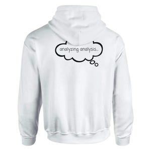 Puede incluir: Sudadera con capucha blanca con cordón. La parte trasera de la sudadera presenta una burbuja de pensamiento negra con las palabras "analyzing analysis..." impresas en su interior. La sudadera está hecha de un material suave y cómodo.