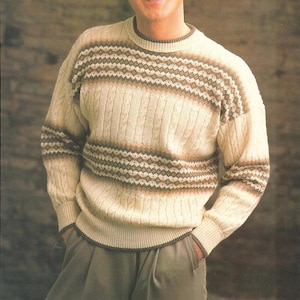 Peut inclure: Un pull crème avec des rayures brunes et blanches. Le pull est en tricot torsadé et a un col rond.