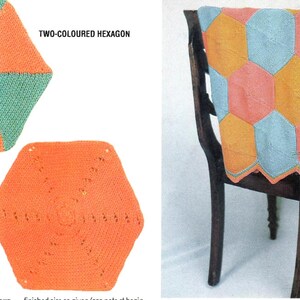 Op de afbeelding: Twee haakpatronen voor een zeshoekig deken. Het eerste patroon is een tweekleurig zeshoek met oranje en turquoise garen. Het tweede patroon is een kant zeshoek met oranje garen. De tekst "TWO-COLOURED HEXAGON" en "LACY HEXAGON" staat onder elk patroon.
