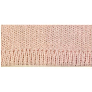 Puede incluir: Primer plano de una tela de punto rosa con un patrón texturizado. La tela tiene una textura suave y peluda.