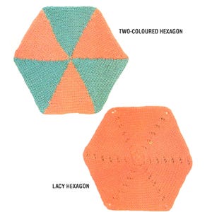 Op de afbeelding: Twee gehaakte zeshoeken, een in een tweekleurig ontwerp van teal en perzik, en de andere in een kant-achtig perzikontwerp. De tekst "TWO-COLOURED HEXAGON" staat boven de eerste zeshoek en "LACY HEXAGON" staat onder de tweede zeshoek.