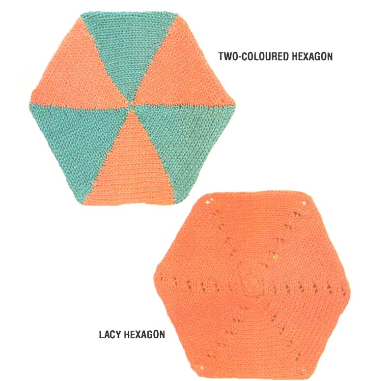 Op de afbeelding: Twee gehaakte zeshoeken, een in een tweekleurig ontwerp van teal en perzik, en de andere in een kant-achtig perzikontwerp. De tekst "TWO-COLOURED HEXAGON" staat boven de eerste zeshoek en "LACY HEXAGON" staat onder de tweede zeshoek.