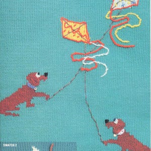 Könnte beinhalten: Eine gestrickte Illustration von zwei roten Hunden, die an Schnüren halten, die an Drachen befestigt sind. Die Drachen sind gelb, rot und weiß mit blauem Hintergrund. Der Text "SWATCH 2" befindet sich in der linken unteren Ecke des Bildes.