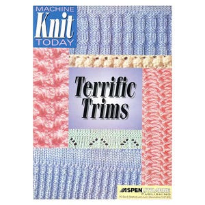 Könnte beinhalten: Das Cover des Magazins "Machine Knit Today" mit Strickmustern. Der Titel "Terrific Trims" ist prominent dargestellt. Das Bild zeigt verschiedene Stricktexturen und Stichmuster in Blau-, Rosa- und Cremetönen, die Inspiration für Stricker bieten.