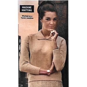 Könnte beinhalten: Eine Vintage-Magazinseite mit einer Frau in einem beigefarbenen Pullover mit Kragen. Der Text "MACHINE KNITTING" steht oben, darunter "Worked on a Turmix machine". Das Bild hat eine Retro-Ästhetik.
