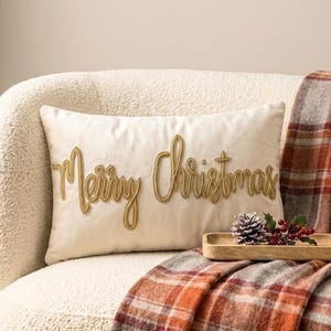 ホワイトベルベット、ゴールドのザルドージ刺繍で「メリークリスマス」と手刺繍されたモダンなランバーピローカバー／ユーロシャム - メリークリスマス