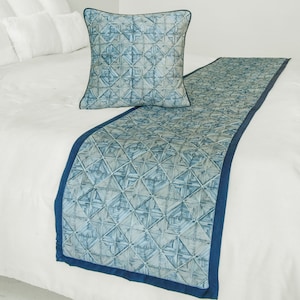 King / Queen / Twin Blue Bed Runner con funda de almohada de tiro decorativo, patrón geométrico de ante acolchado decoración de dormitorio moderno -Indigo Centric