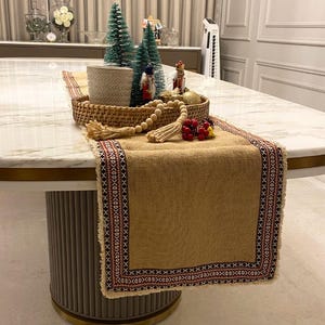 Disponible en 11 tamaños, de 36 a 120 pulgadas de largo. Camino de mesa decorativo color beige, tejido de algodón texturizado con encaje, estilo marroquí-mozambiqueño.