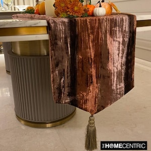 Disponible en 11 tamaños, de 36 a 120 pulgadas de largo, camino de mesa decorativo en tonos marrón/gris topo, terciopelo aplastado con borlas, diseño ombré moderno, marrón ombré.