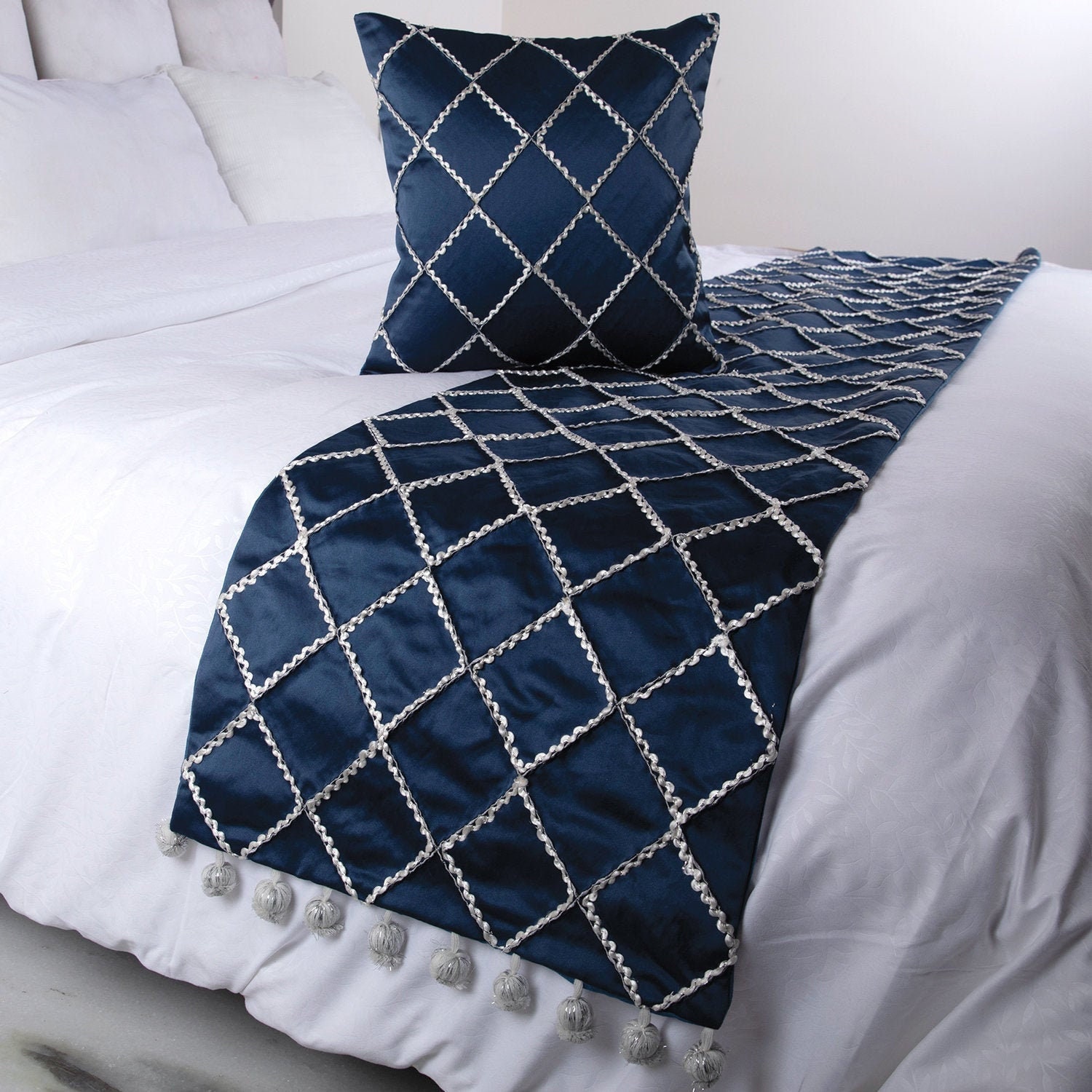 bed scarf and matching pillows