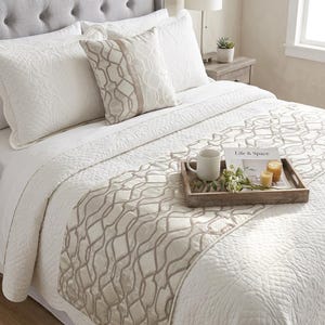 Camino de cama King / Queen / Twin color marfil y plata con funda de cojín decorativa, diseño moderno de celosía acolchada jacquard metalizada - Delicadeza marfil