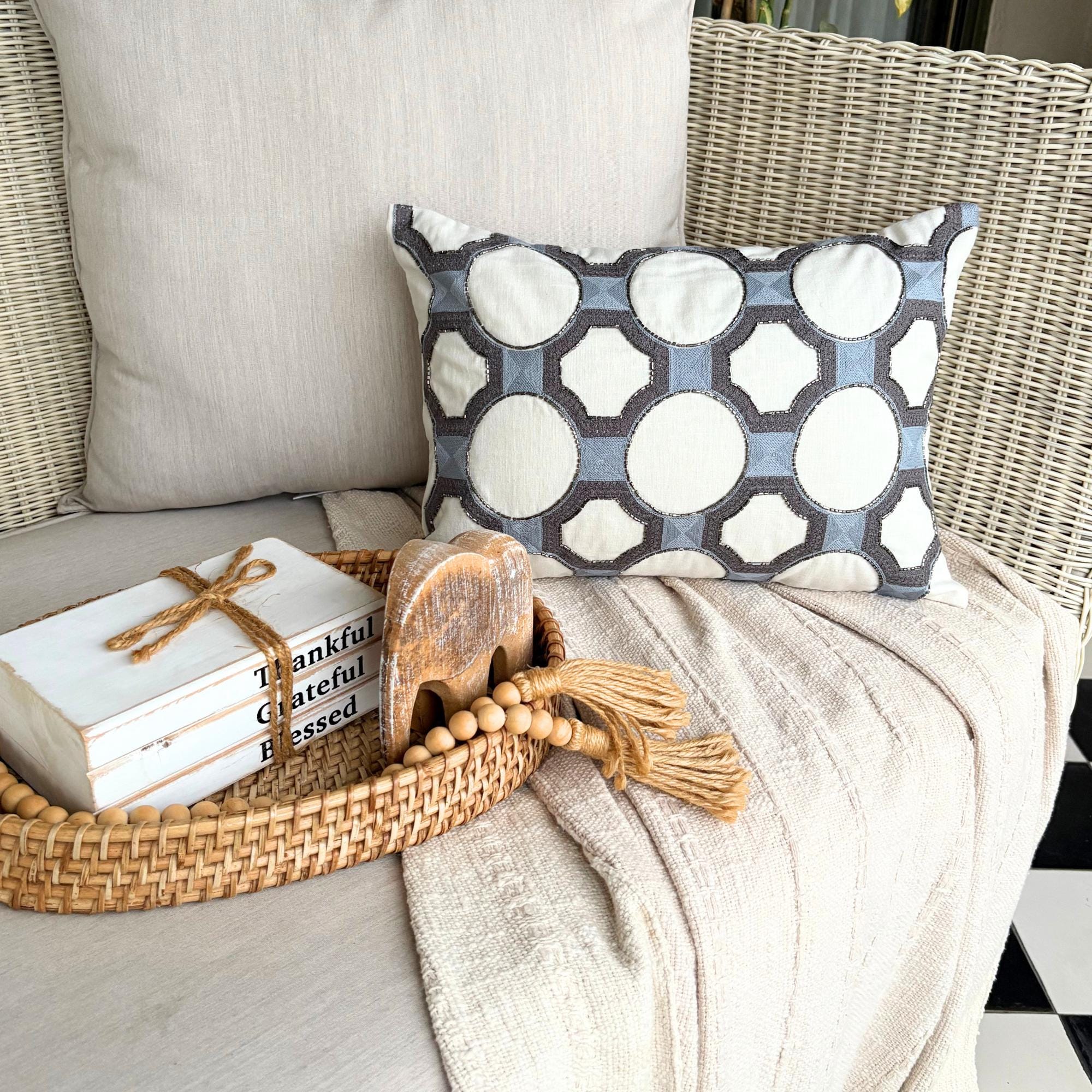 Federa per cuscino con motivo floreale ricamato in perle beige/corallo, fodera per cuscino moderna in cotone e lino, 16x16 - Coraline - Italia