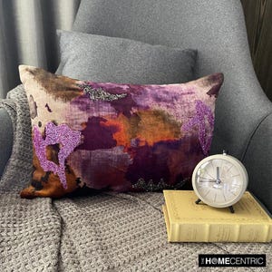 Funda de cojín rectangular/lumbar para decoración otoñal en colores otoñales. Funda de cojín abstracta morada con bordado de cuentas - Abstracción morada