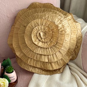 Petit Coussin Décoratif En Soie Rose Avec Motif Floral Peint Et Cordon Doré