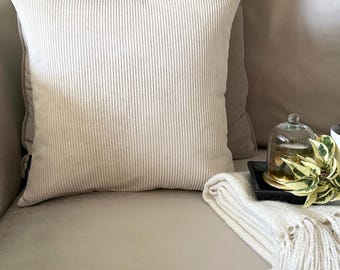 Randigt ribbat sammet i manchester, örngott i elfenbensfärgat snört kuddfodral, extra mjukt euro-skinn, minimalistisk inredning, boho sofförngott