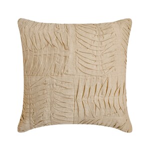 Peut inclure: Un coussin carré beige avec un motif matelassé. Le coussin a une surface texturée et est fait d'un tissu doux.