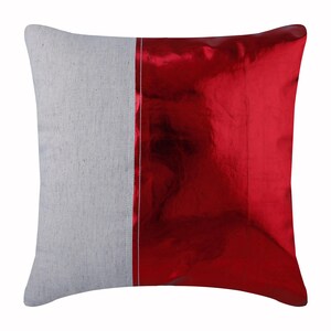 Funda de cojín europea de diseño en rojo metálico de 61 x 61 cm / 66 x 66 cm, funda de almohada de piel sintética con estampado patchwork - Better Half Red