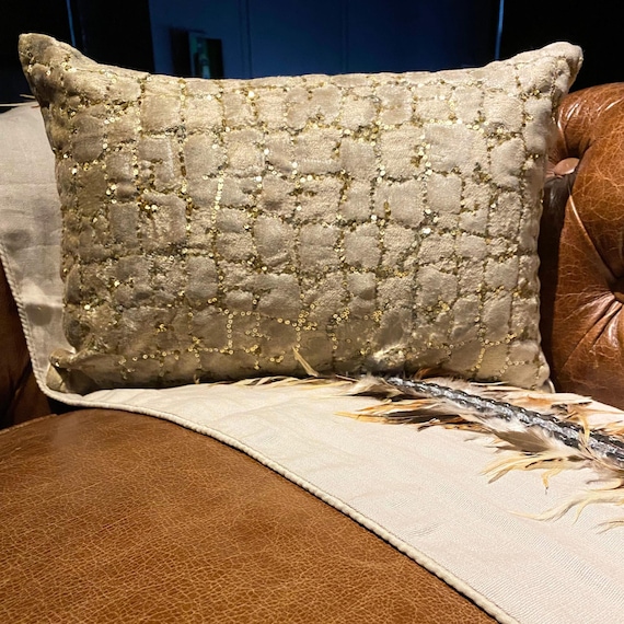 Dekoratives längliches Kissen / Lendenkissenbezug aus goldenem Samt mit Tiermuster und Pailletten, Stickerei, modernes Zuhause-Gold Beast