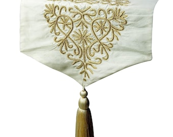 Disponível em 11 tamanhos, de 36 a 120 polegadas de comprimento, caminho de mesa decorativo em tecido de seda marfim com bordado zardozi dourado e borlas - Ishana