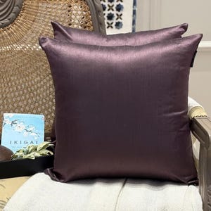 ダークプラムのアートシルク無地柄モダンクッションカバー／ランバーピローカバー 2枚セット - ダークプラム ラグジュアリー