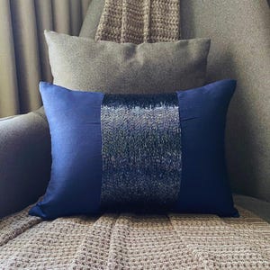 Marineblauwe zijden pijp geborduurd accent lumbale kussensloop, 12 x 16 moderne stijl decoratieve langwerpige kussenhoes voor bank/bed - opvallend marineblauw