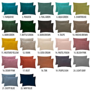 Puede incluir: Una colección de veintidós cojines rectangulares en varios colores sólidos, cada uno etiquetado con un número y nombre, incluyendo Turquoise, Peacock, Teal Green, Aqua Green, Chartreuse, Dark Green, Bottle Green, Dark Brown, Taupe, Mocha Brown, Mustard Yellow, Fawn, Ecru Cream, Pastel Peach, Blush Pink, Dusky Pink, Rust, Tan, Purple Ash, Light Gray, Dusty Blue y Navy Blue.