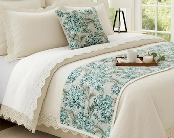 Camino de cama floral King / Queen / Twin con funda de cojín a juego en estampado de algodón y bordado de perlas, estilo contemporáneo - Blue Star Fauna