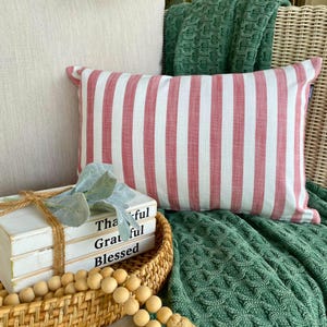 Fodera per cuscino decorativo rettangolare/lombare a righe in cotone, con righe rosse, ideale per lo stile country e rustico, perfetto per la cameretta dei bambini - Lush Lines Red