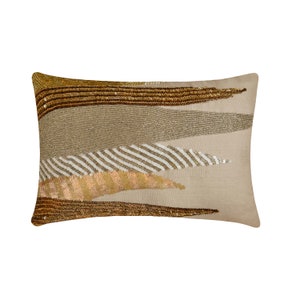 Dekoratives längliches Kissen / Lendenkissen Beige Leinen mit Perlen & Pailletten Handstickerei Schlafzimmer Dekor - Casting A Glow