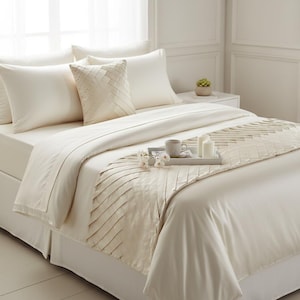 Caminho de cama em cetim marfim tamanho King/Queen/Twin com capa de almofada combinando em padrão chevron com pregas - Decoração moderna para quarto - Cetim brilhante