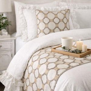 Camino de cama geométrico King/Queen/Twin con funda de cojín a juego en color marfil con bordado y encaje contemporáneo - Geometría enhebrada