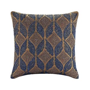 Peut inclure: Un coussin carré orné d'un motif géométrique répétitif composé de formes en losange et en feuille. Le design est réalisé avec des perles bleues et bronze complexes sur une base en tissu beige, couvrant toute la surface avant du coussin.