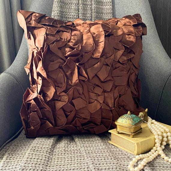 Dekoratives Sofakissen mit Rüschen 40,5 x 40 cm, Satin Dekokissen Benutzerdefinierter brauner Dekokissenbezug Solid Color Modern Style - Vintage Browns