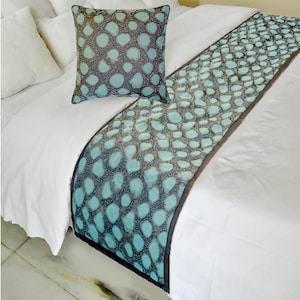 Camino de cama de jacquard para cama King/Queen/Twin con funda de almohada a juego en azul agua y gris, con bordado de cuentas a mano, decoración para dormitorio.