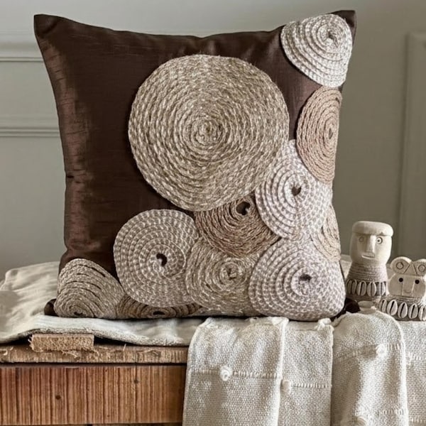 Braune Kunstseide Jute gesticktes Kreis- und Punktmuster, zeitgenössischer Dekokissen-Bezug - geschmückt mit Jute
