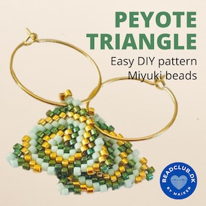 Può includere: Orecchini a cerchio dorati con un pendente triangolare di perline verdi, bianche e dorate. Il pendente è realizzato con perline Miyuki ed è un motivo a punto peyote. Il testo "PEYOTE TRIANGLE Easy DIY pattern Miyuki beads" è sopra gli orecchini. Il testo "BEADCLUB.DK BY MAIKEN" è sotto gli orecchini.
