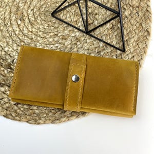 Handgefertigte Leder Geldbörse, Gelbe Brieftasche, Knopf Brieftasche, Damen Leder Brieftasche, Geschenk für eine Frau, Leder Münze Geldbörse, Brieftasche am Riemen