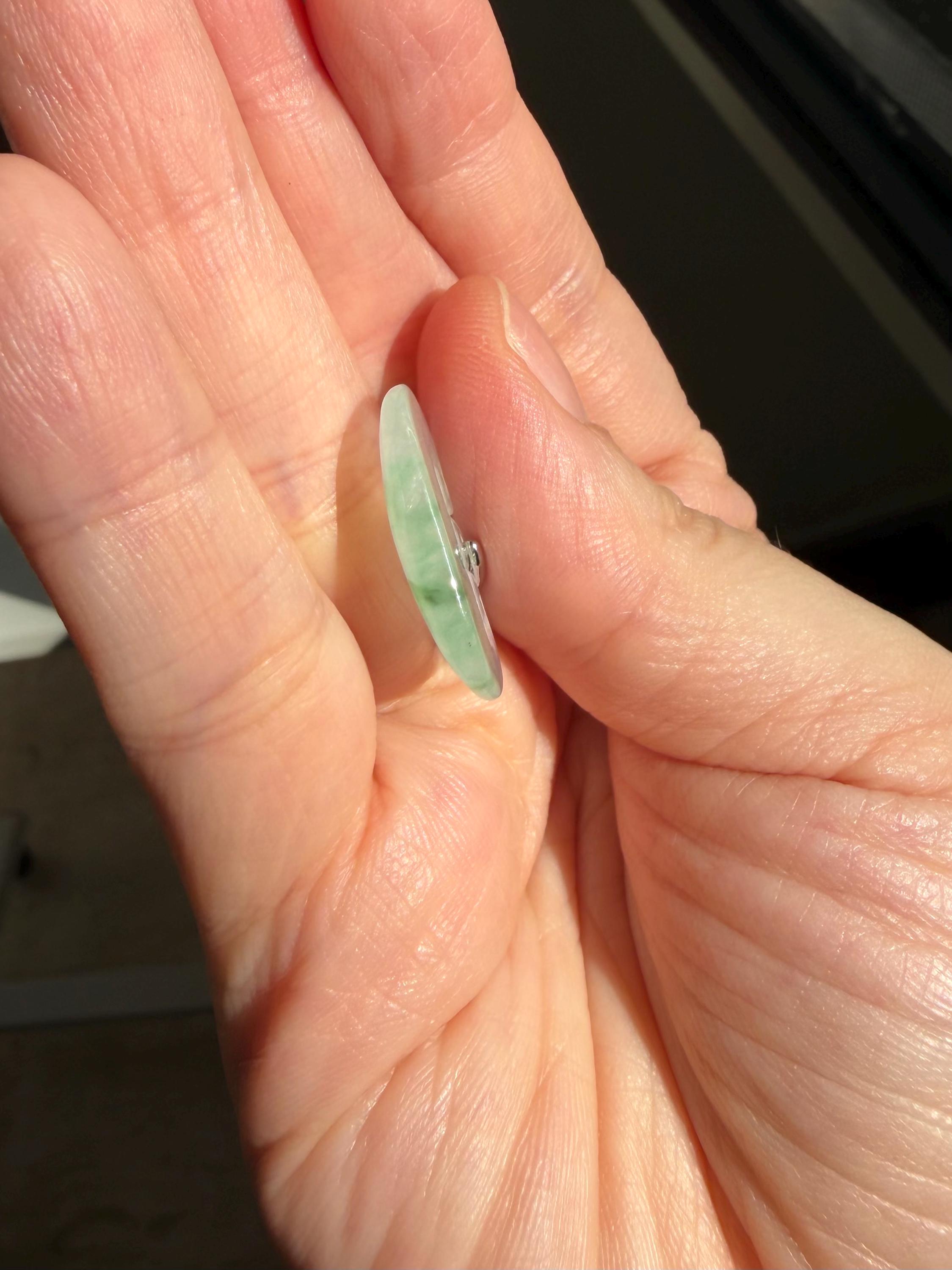 手彫り翡翠雲ペンダント：エメラルドグリーン＆S925シルバー - Etsy 日本